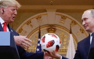 Bloomberg: в подаренном Путиным Трампу мяче таки нашли чип