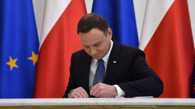 Президент Польши подписал закон о назначении судей, несмотря на протесты
