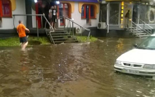 Почти Венеция: в Ровно после дождя затопило улицы и рынок