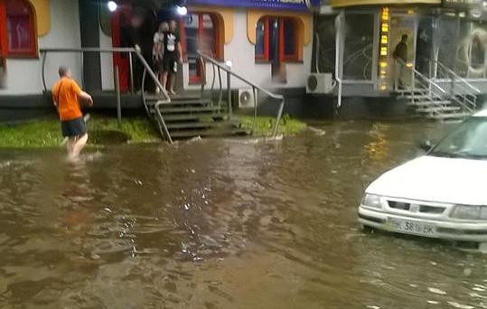 Почти Венеция: в Ровно после дождя затопило улицы и рынок