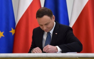 Президент Польши подписал закон о назначении судей, несмотря на протесты