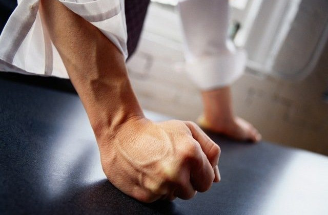 Жестокое избиение подростка: в сети возмущены действиями копов