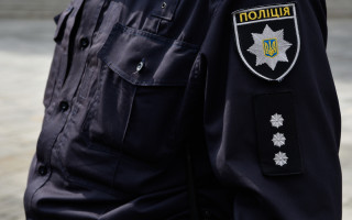 В Харькове горе-водитель устроил гонки на детской площадке