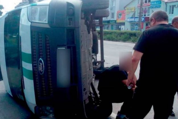 Жуткое ДТП в Полтаве: автомобиль с инкассаторами протаранил полицейскую машину и перевернулся