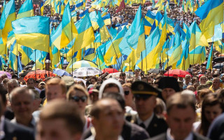 Как отличаются лица людей: соцсети сравнивают два крестных хода в Киеве