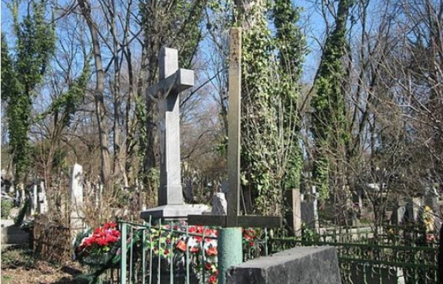Вандалы разгромили надгробные плиты на ужгородском кладбище