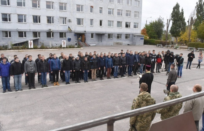 В октябре военнослужащим могут повысить зарплату