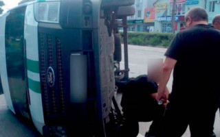 Жуткое ДТП в Полтаве: автомобиль с инкассаторами протаранил полицейскую машину и перевернулся