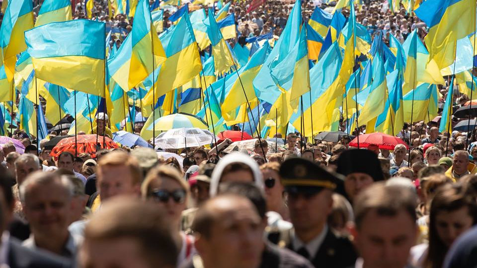Как отличаются лица людей: соцсети сравнивают два крестных хода в Киеве
