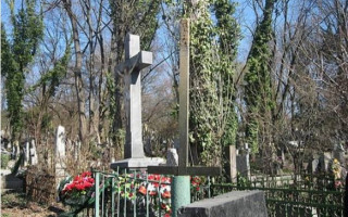 Вандалы разгромили надгробные плиты на ужгородском кладбище