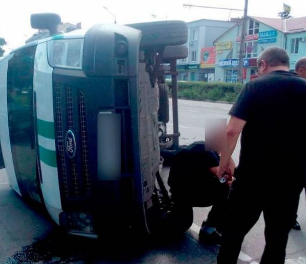 Жуткое ДТП в Полтаве: автомобиль с инкассаторами протаранил полицейскую машину и перевернулся