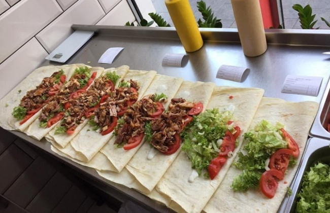 В Киеве пять человек отравились шаурмой, купленной на Дарнице