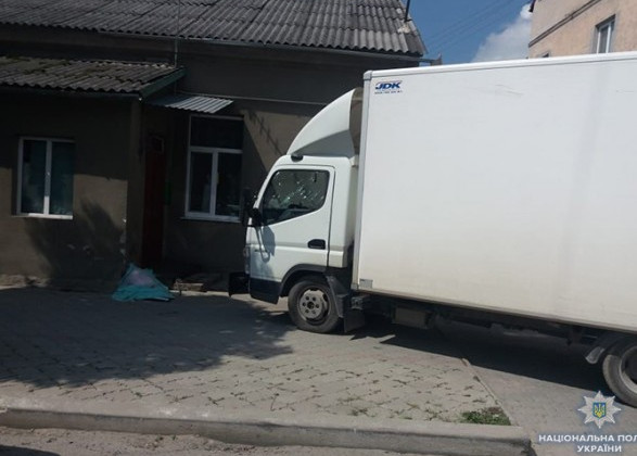 Под Тернополем грузовик выехал на тротуар и задавил ребенка