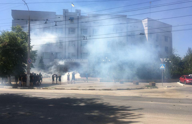 «Нацкорпус» забросал дымовыми шашками херсонскую прокуратуру