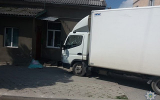 Под Тернополем грузовик выехал на тротуар и задавил ребенка