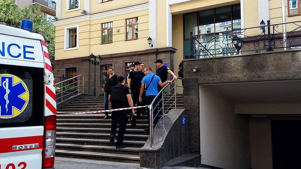 Полиция ищет взрывчатку в здании ВСП