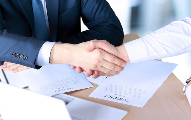 Чи має право адвокат встановлювати у договорі додаткову винагороду за досягнення позитивного рішення суду