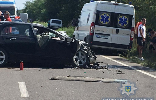 Под Одессой легковушка столкнулась с рейсовым автобусом, есть жертвы