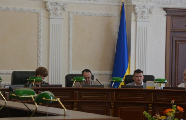 Двух столичных судей отстранили от должности