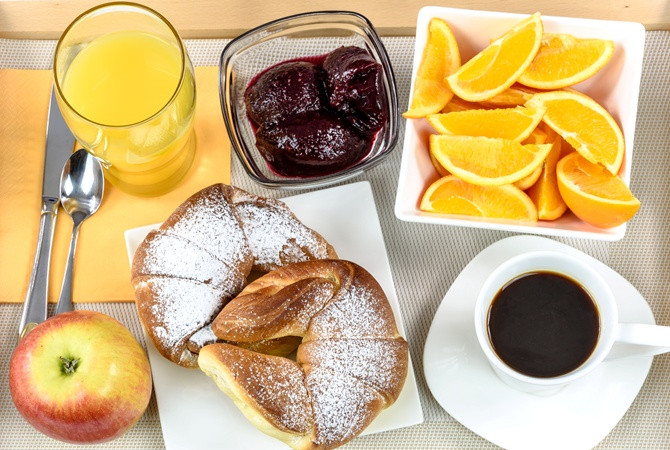 Что нельзя есть на завтрак: медики объяснили