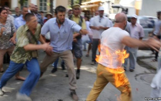 Мужчина в Симферополе поджег себя в знак протеста: жуткое видео