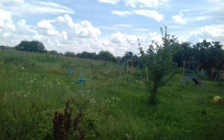Под Одессой детскую площадку построили на кладбище