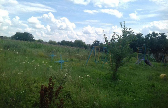 Под Одессой детскую площадку построили на кладбище