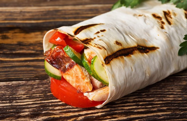 В Софиевской Борщаговке под Киевом 18 человек отравились шаурмой