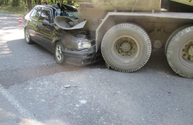 Жуткое ДТП под Львовом: легковушка врезалась в бетоновоз