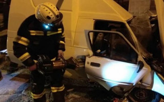 Автомобиль превратился в хлам: в Мариуполе Таврия на скорости «влетела» в плиту