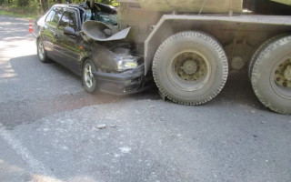 Жуткое ДТП под Львовом: легковушка врезалась в бетоновоз