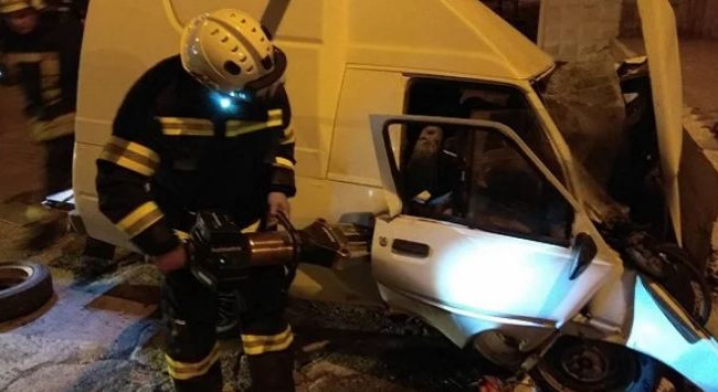 Автомобиль превратился в хлам: в Мариуполе Таврия на скорости «влетела» в плиту