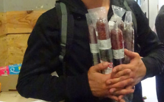 Воровал колбасу в столичном супермаркете: полицейские задержали мужчину