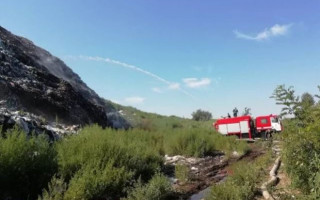 Под Полтавой несколько дней горит мусорная свалка: на месте работают десятки спасателей