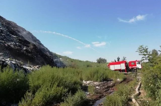 Под Полтавой несколько дней горит мусорная свалка: на месте работают десятки спасателей