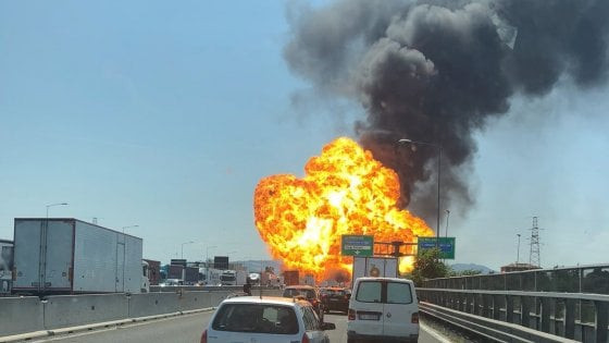 Взорвался грузовик с горючими материалами возле аэропорта Болоньи, фото