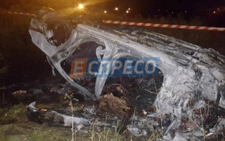 Водитель сгорел живьем: в Киеве после сальто загорелся Mercedes