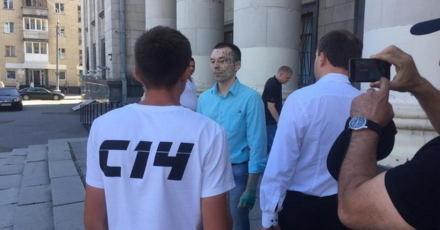 В Житомире облили зеленкой скандального пророссийского блогера
