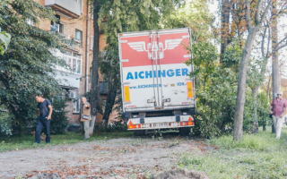 В Киеве грузовик чуть не протаранил пятиэтажку