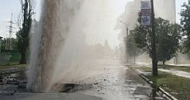 В Киеве забил коммунальный «гейзер»