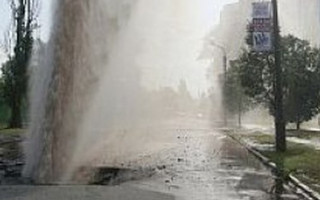 В Киеве забил коммунальный «гейзер»