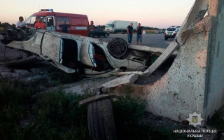 Смертельное ДТП под Полтавой: авто влетело в остановку