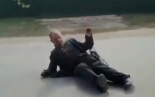 Ради развлечения: подросток жестоко избил мужчину, видео