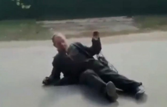 Ради развлечения: подросток жестоко избил мужчину, видео