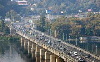 ​В сети показали, как разрушается один из главных мостов Киева