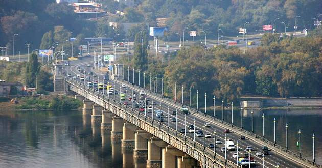 ​В сети показали, как разрушается один из главных мостов Киева