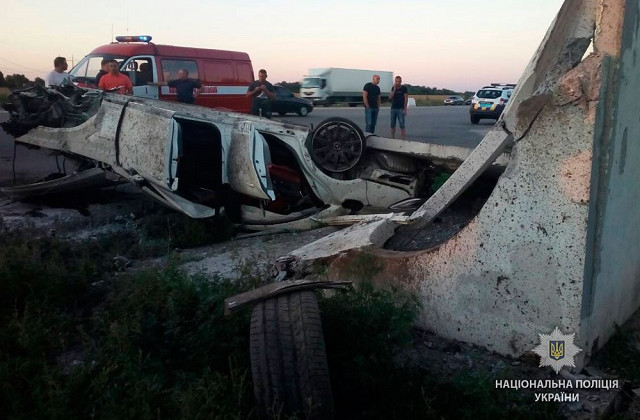 Смертельное ДТП под Полтавой: авто влетело в остановку