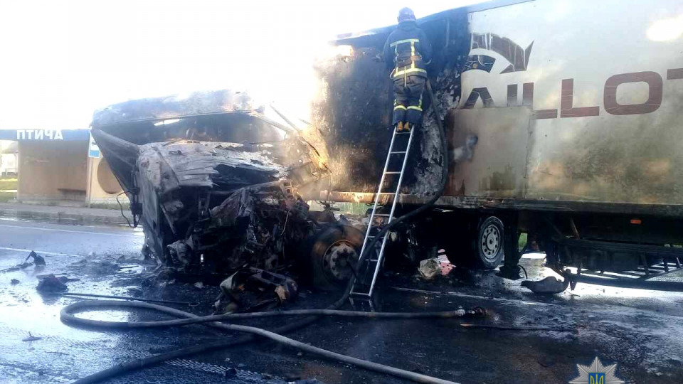 На трассе Киев-Чоп грузовик врезался в молоковоз и вспыхнул, погиб водитель