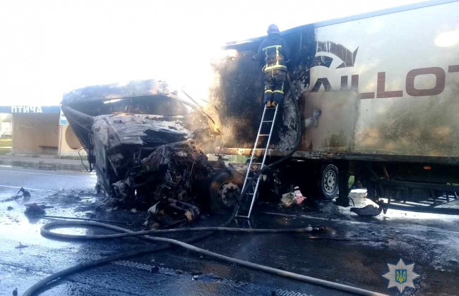 На трассе Киев-Чоп грузовик врезался в молоковоз и вспыхнул, погиб водитель
