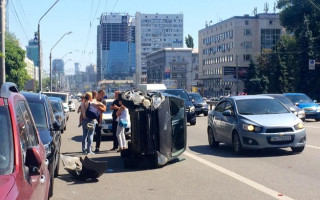 В столице возле зоопарка перевернулся автомобиль с детьми